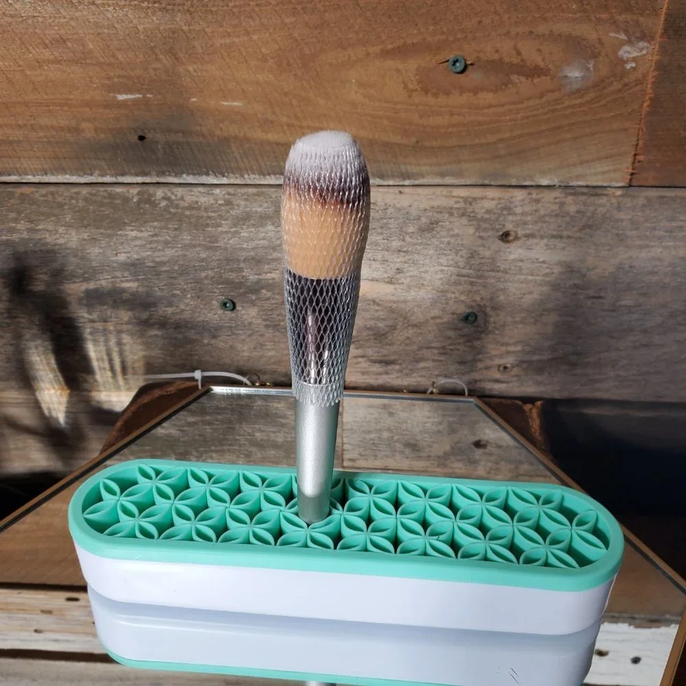 Large Professional Powder Brush - Silver & Beige